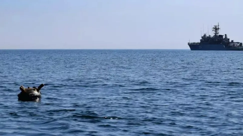 Alertă pe Marea Neagră. Un petrolier este în flăcări, după impactul cu o mină marină, la câteva zeci de kilometri de Sulina
