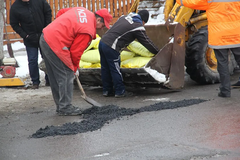 FOTO Gropile de pe drumul din Vlăhiţa au fost plombate