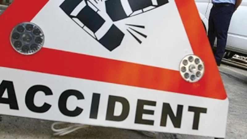 Un stâlp a căzut peste o maşină, la Sânmartin. Traficul este blocat.