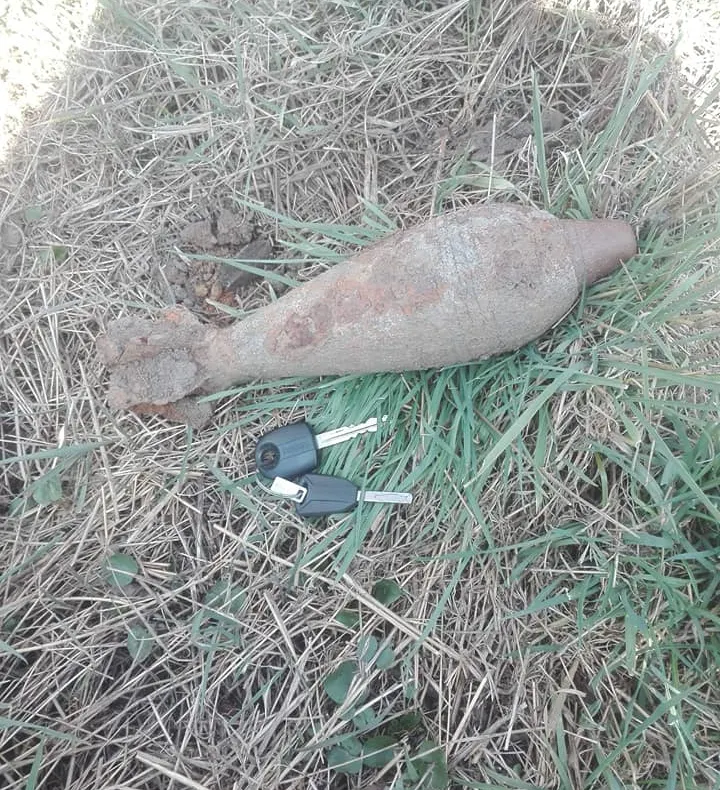 FOTO Un localnic din Bisericani a găsit un proiectil în grădină în timp ce îşi lucra pământul