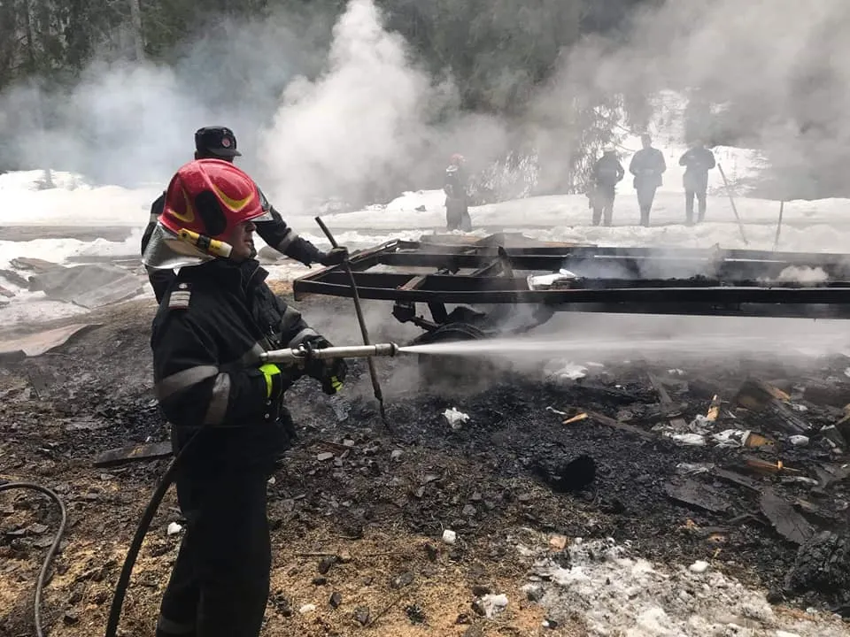 Pompierii harghiteni sting un incendiu izbugnit la un tren în Lunca de Sus. Din fericire este un exerciţiu
