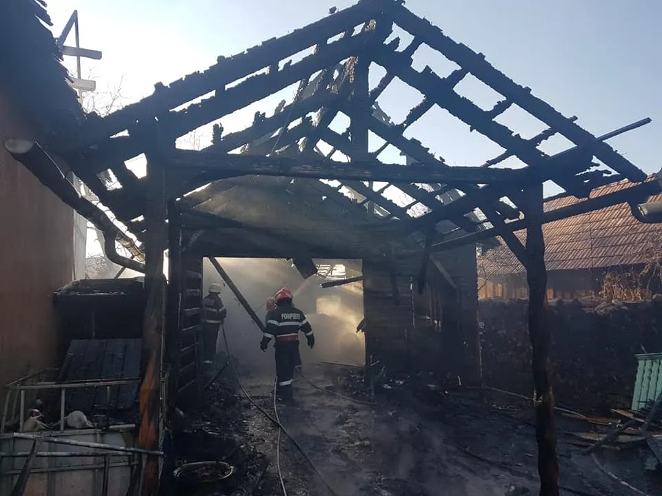 FOTO O anexă gospodărească a luat foc în Corund
