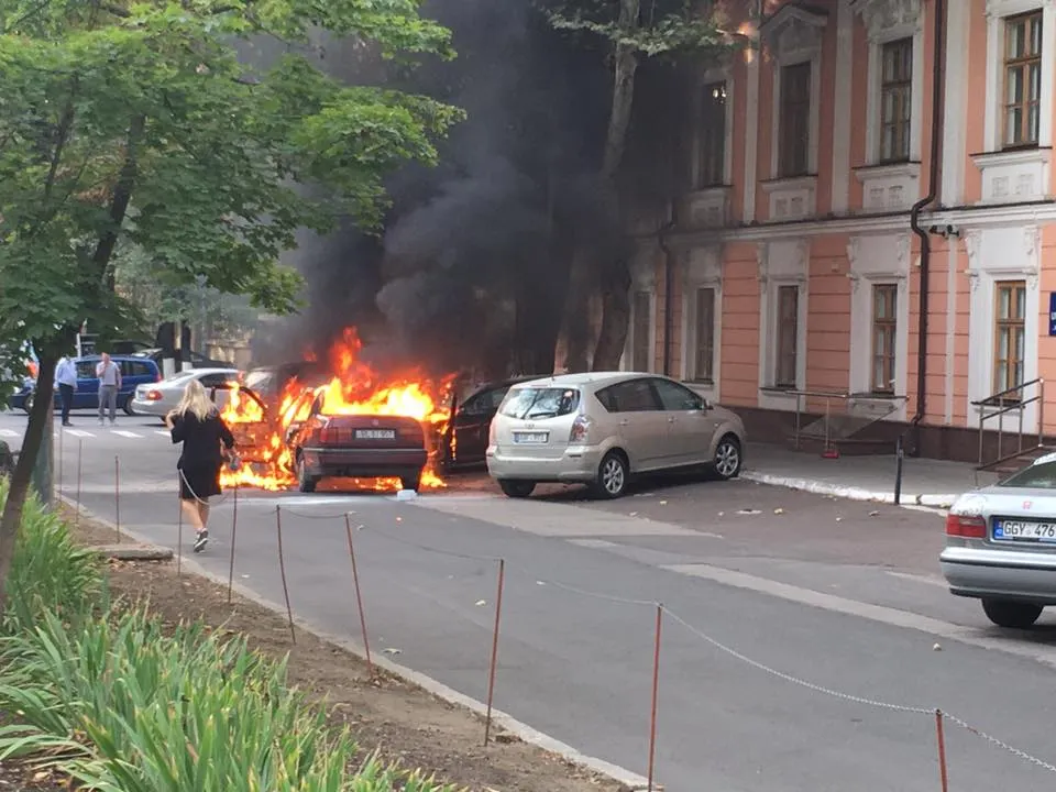 Un şofer de 18 ani a murit carbonizat după ce maşina i-a luat foc