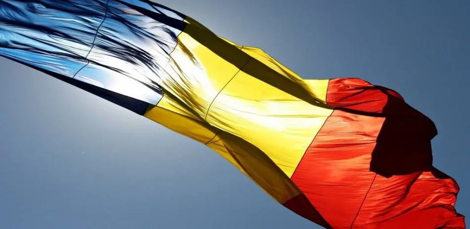Prefectul Harghitei solicită primăriilor din judeţ să respecte legea privind arborarea drapelului României