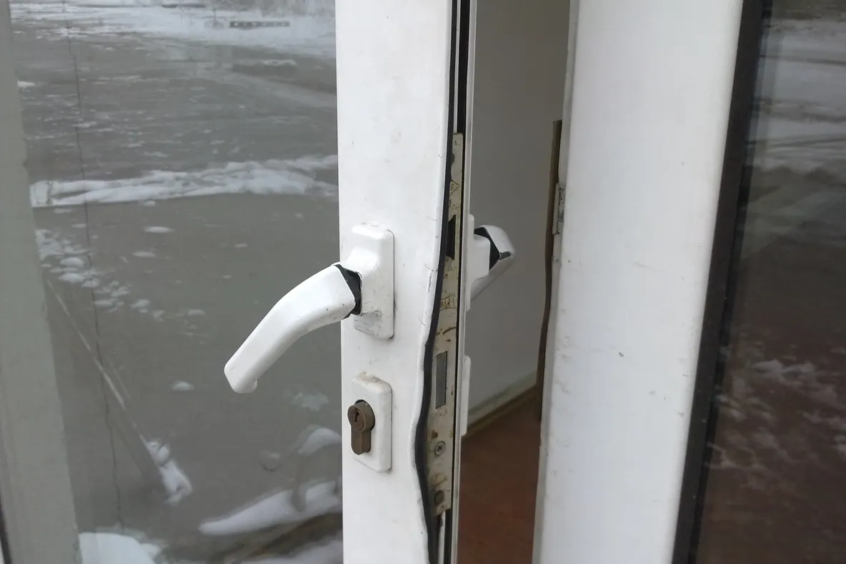 Tânăr din Borsec prins după ce a spart cel puţin opt case