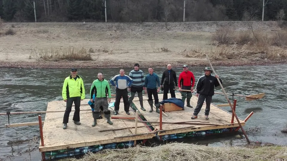 FOTO Pompierii din Gheorgheni merg cu o plută din bidoane pe tot cursul râului Mureş, până în Ungaria