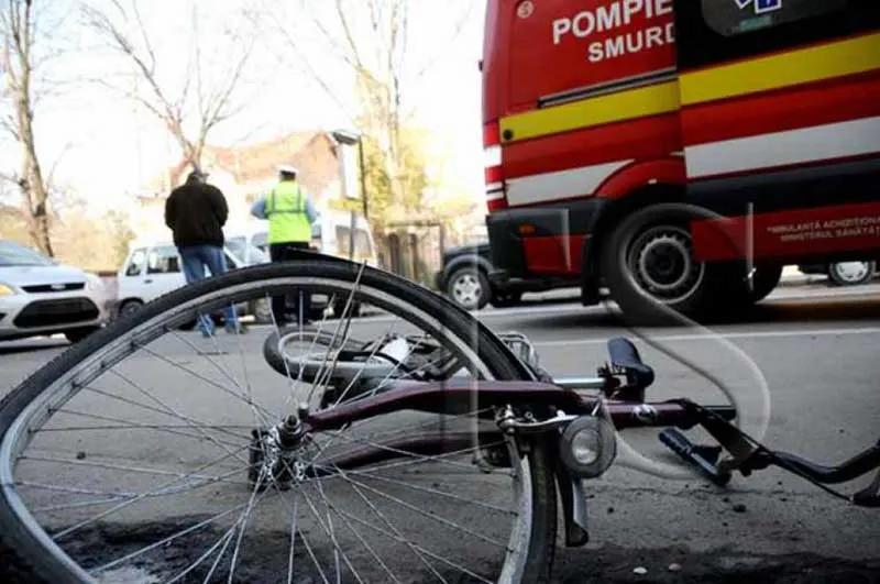 Biciclistă moartă, la Tomeşti. O maşină a dat peste ea.