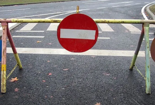 Drumul care merge de la Târgu Secuiesc spre Lacul Sfânta Ana, închis o lună