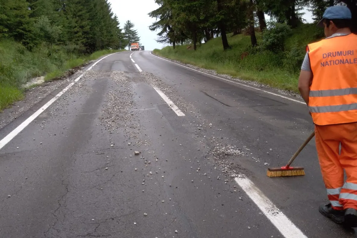 VIDEO Drumul dintre Homorod şi Satu Mare, în Harghita, s-a inundat