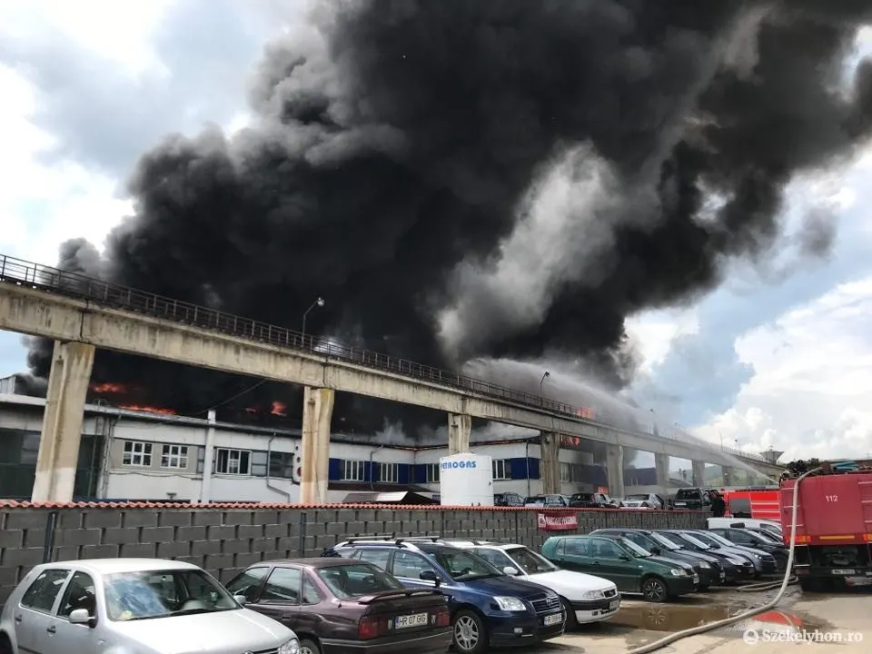 FOTO O hală unde se dezmembrează maşini a luat foc, la Odorheiu Secuiesc