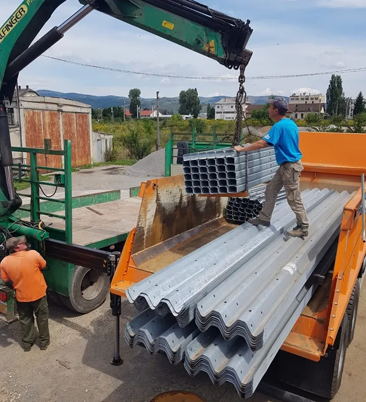 FOTO: Se montează parapete metalice pe derumurile naţionale din Harghita
