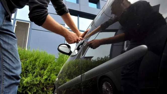 Un tânăr a furat o maşină dintr-un service auto, din Miercurea Ciuc