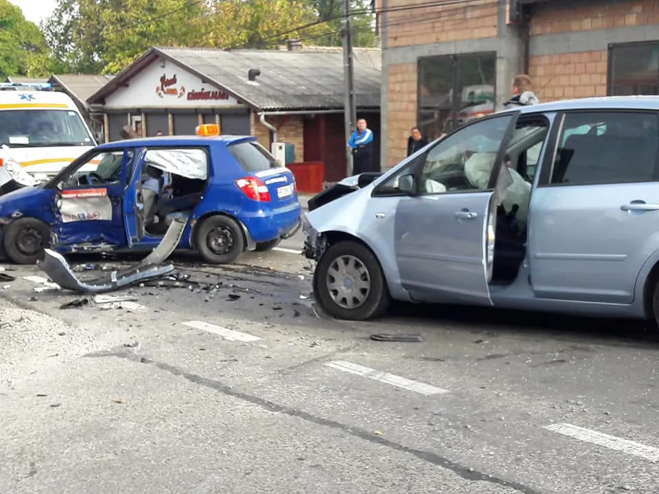 FOTO Accidentul de la Corund a fost provocat de un tânăr care făcea şcoala de şoferi