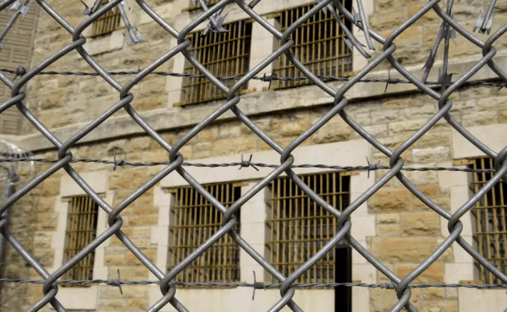 Conducerea Penitenciarului Miercurea Ciuc este acuzată de comportament abuziv şi ilegal