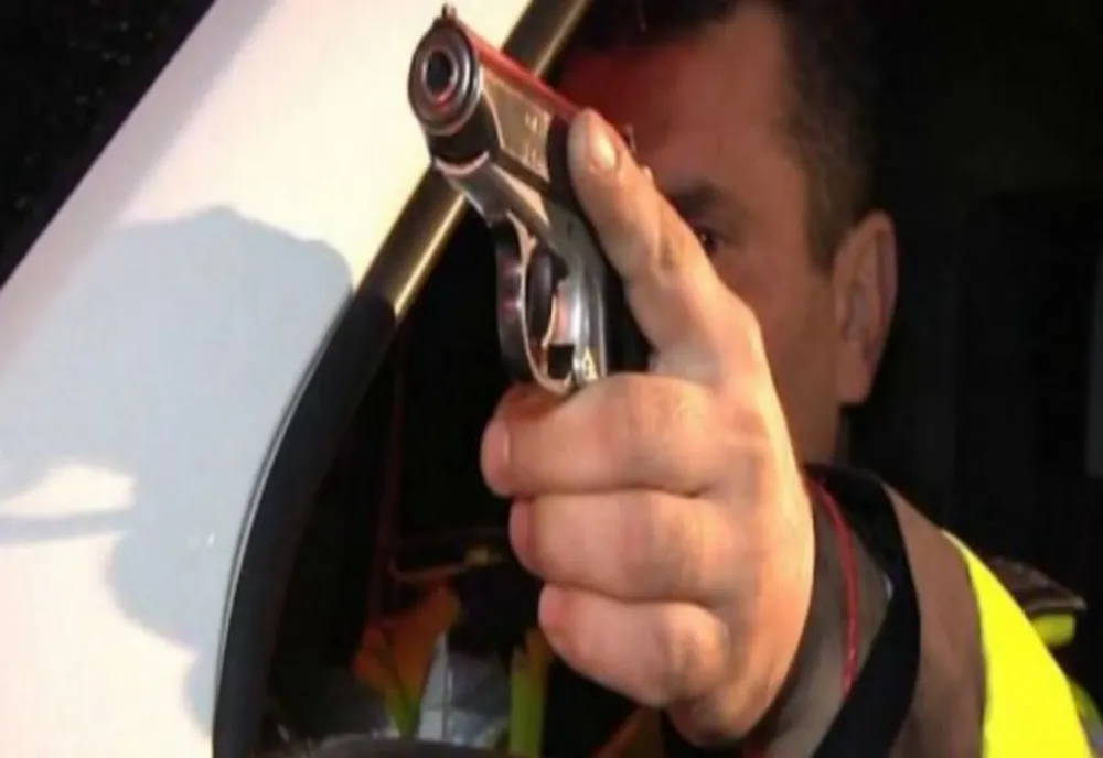 S-au tras focuri de armă pentru prinderea unui şofer, la Topliţa