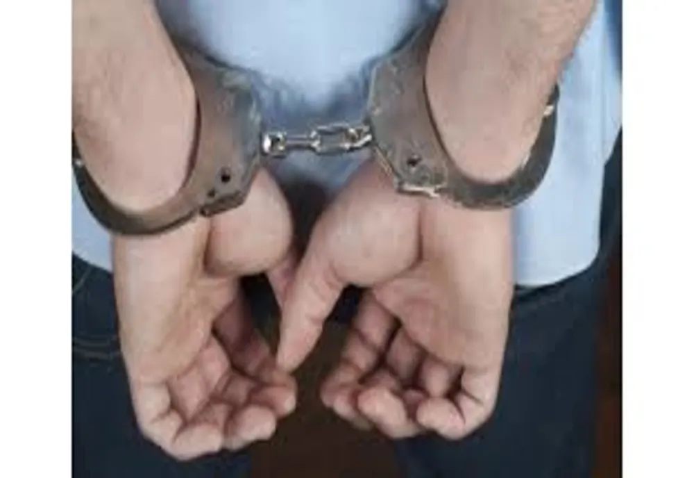 Suspecţii unui furt din magazin, comis în noaptea de revelion, au fost prinşi de poliţişti