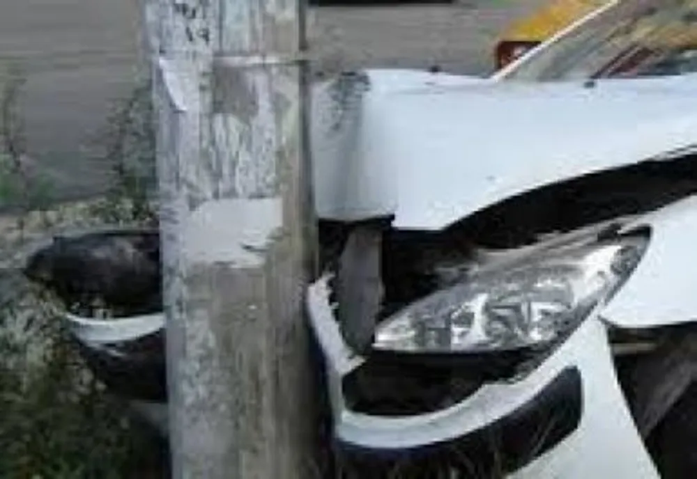 Băcăuan accidentat ușor în județul Harghita, după ce a intrat cu mașina în stâlp