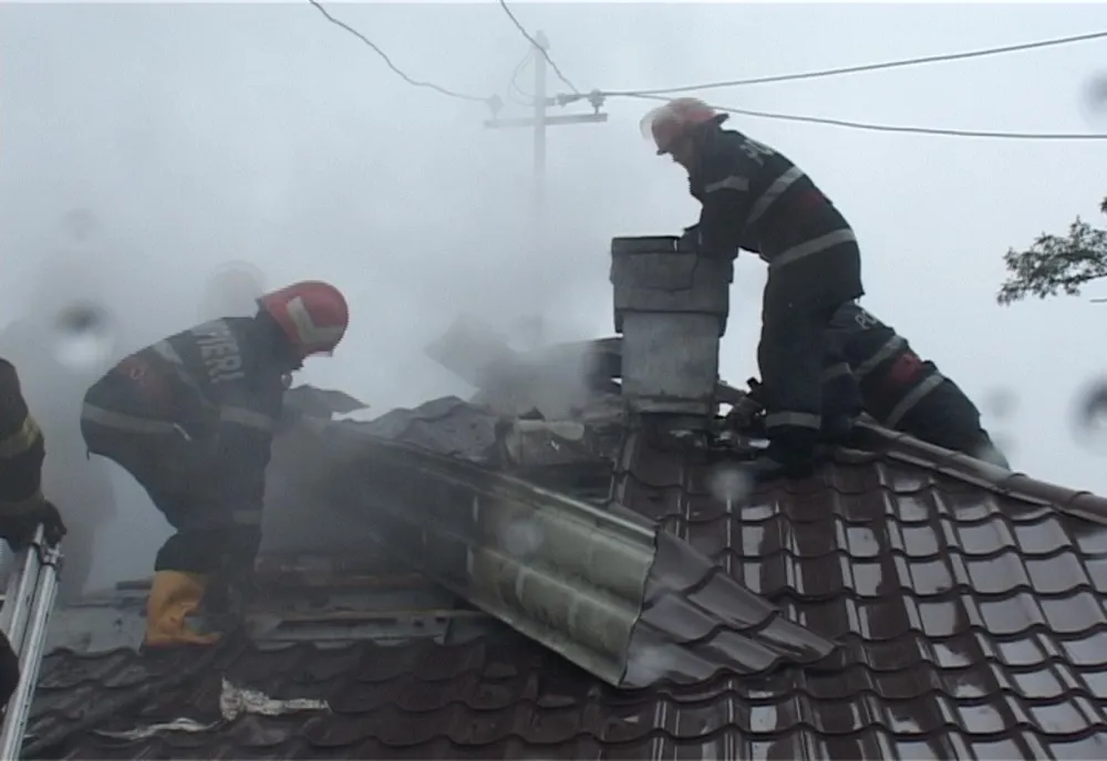 ISU Harghita: „Coş de fum defect sau necurăţat de funingine, una dintre cele mai întâlnite cauze ale izbucnirii incendiilor la locuinţe”