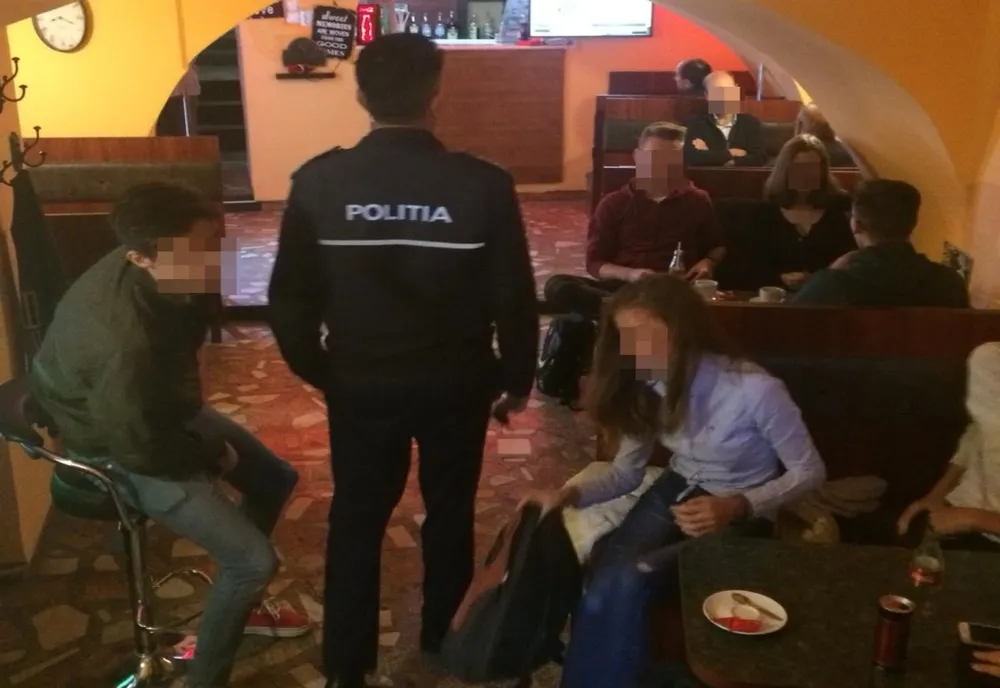 Elevi din Odorheiu Secuiesc, găsiți de polițiști în baruri, în timpul orelor