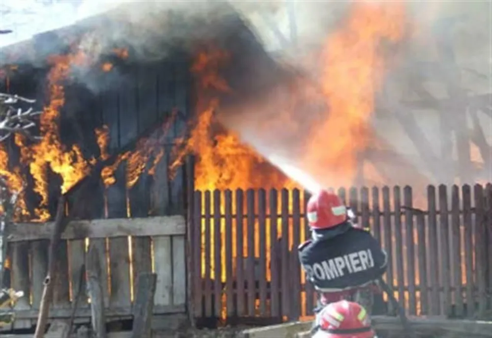 Coșul de fum deteriorat, cauza probabilă a incendiului de la Borsec. Proprietarul a suferit arsuri de gradul I