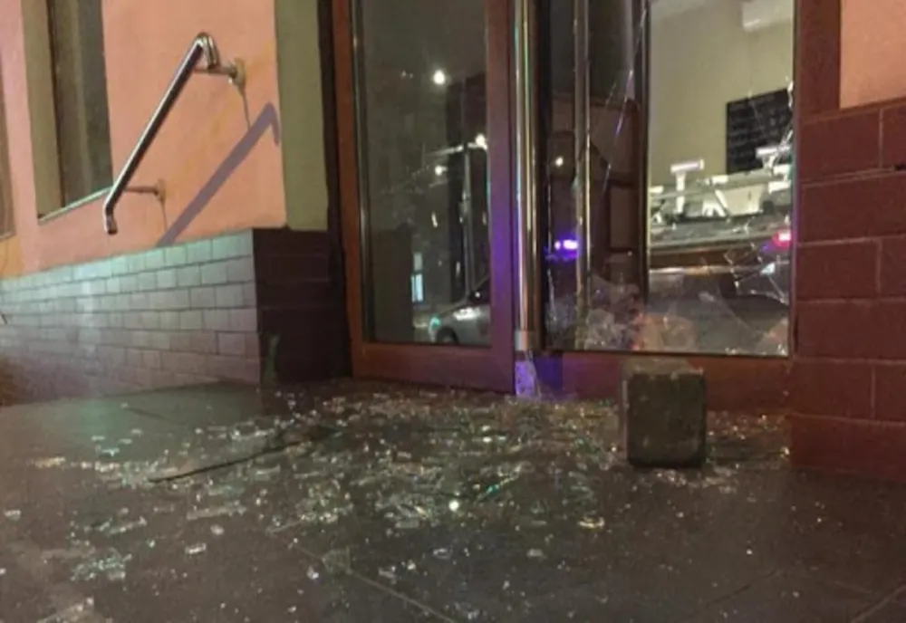 Prins în magazinul din care voia să fure, după ce patronului i s-a activat alarma pe telefon
