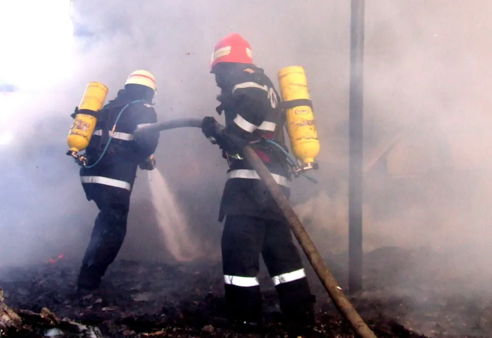 Incendiu într-o gospodărie din Șimonești. Pompierii harghiteni intervin pentru stingerea flăcărilor