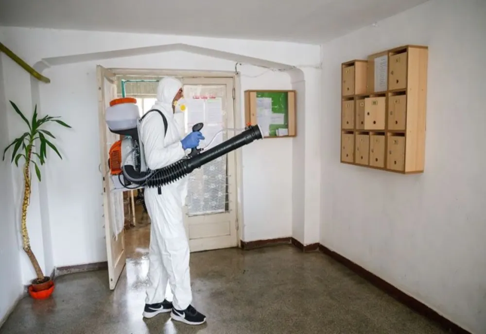 Primăria Miercurea Ciuc a început dezinfecția scărilor de bloc