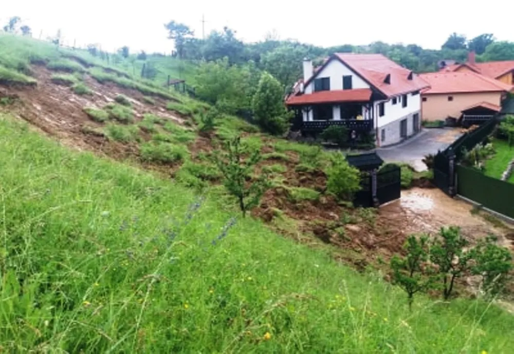 Vremea rea a produs efecte în municipiul Odorheiu Secuiesc. Doi adulți și un copil evacuați după o alunecare de teren