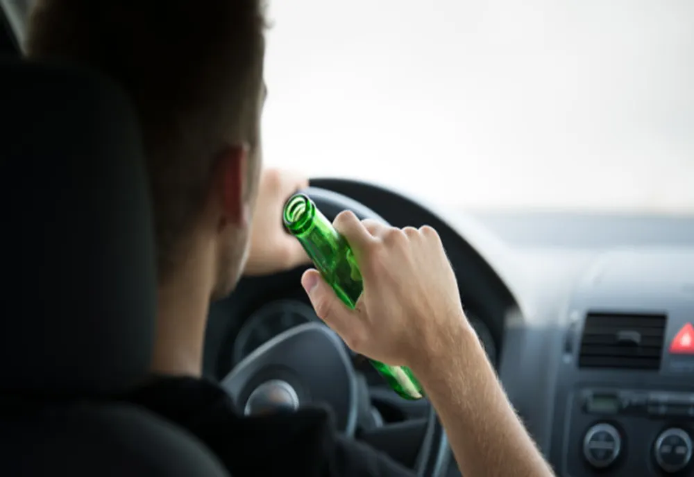 Un tânăr care trebuia să stea în carantină a plecat, băut, cu mașina la plimbare, fără permis de conducere