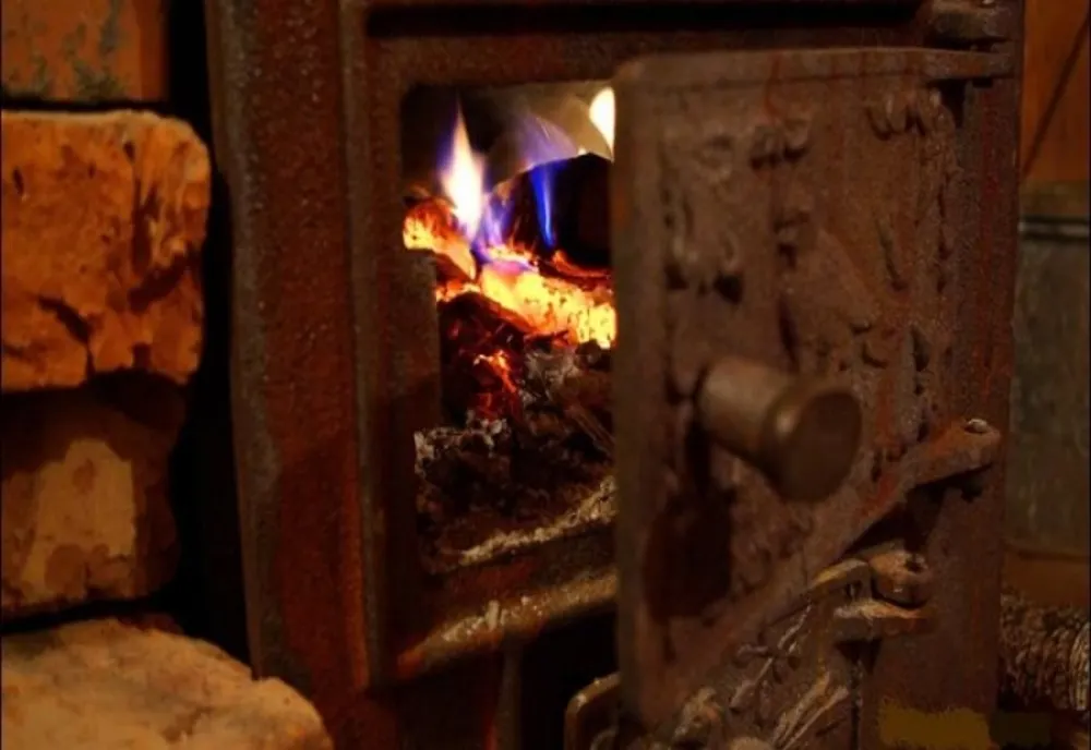 Casă distrusă în incendiu din cauza jarului căzut din sobă!