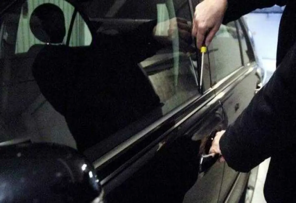 Copil de un an şi 8 luni blocat în autoturism