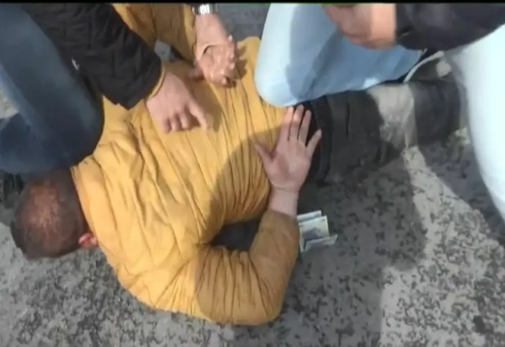 VIDEO Prins în flagrant în timp ce primea 300 de lei