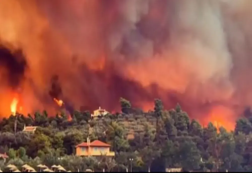 VIDEO - Incendiu scăpat de sub control, în Grecia. Stare de URGENȚĂ