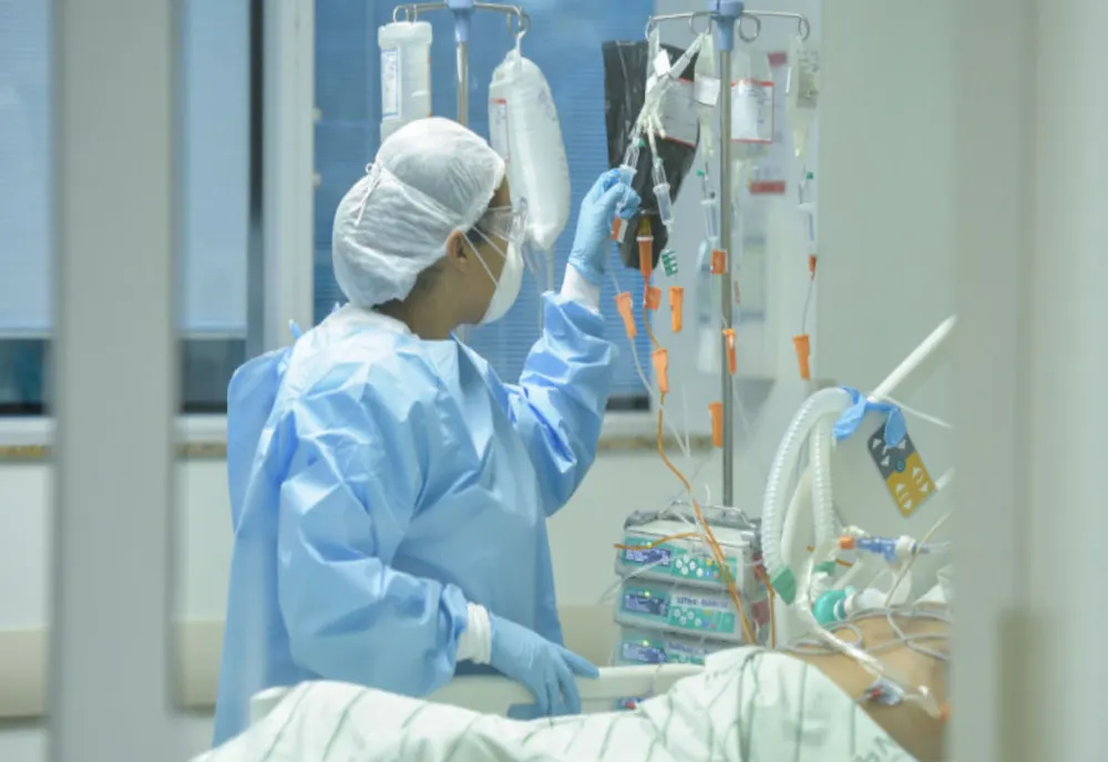 Dosar penal după ce a plecat din spital deşi era infectată cu SARS-COV-2