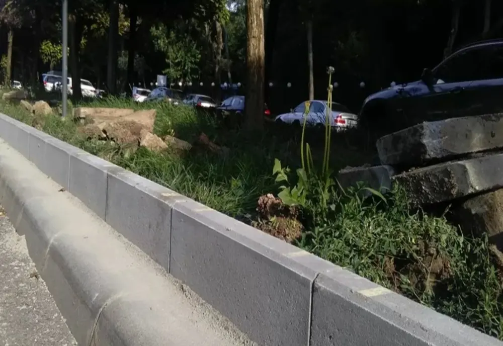 Primăria Plăieșii de Jos vrea să cumpere pavaj, bolțari și borduri
