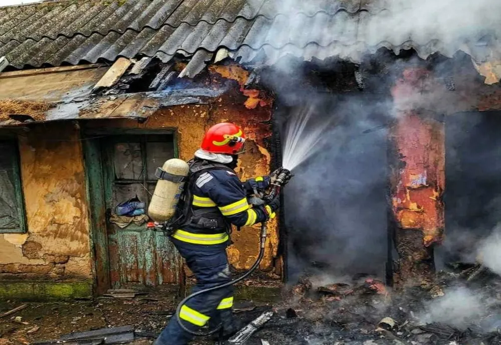 Anexă gospodărească din Joseni distrusă de flăcări