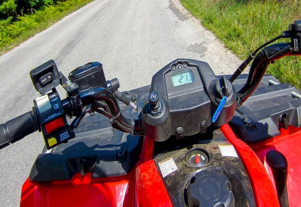 Bărbat din Siculeni, fără permis, la plimbare cu un ATV neînmatriculat. S-a ales cu dosar penal