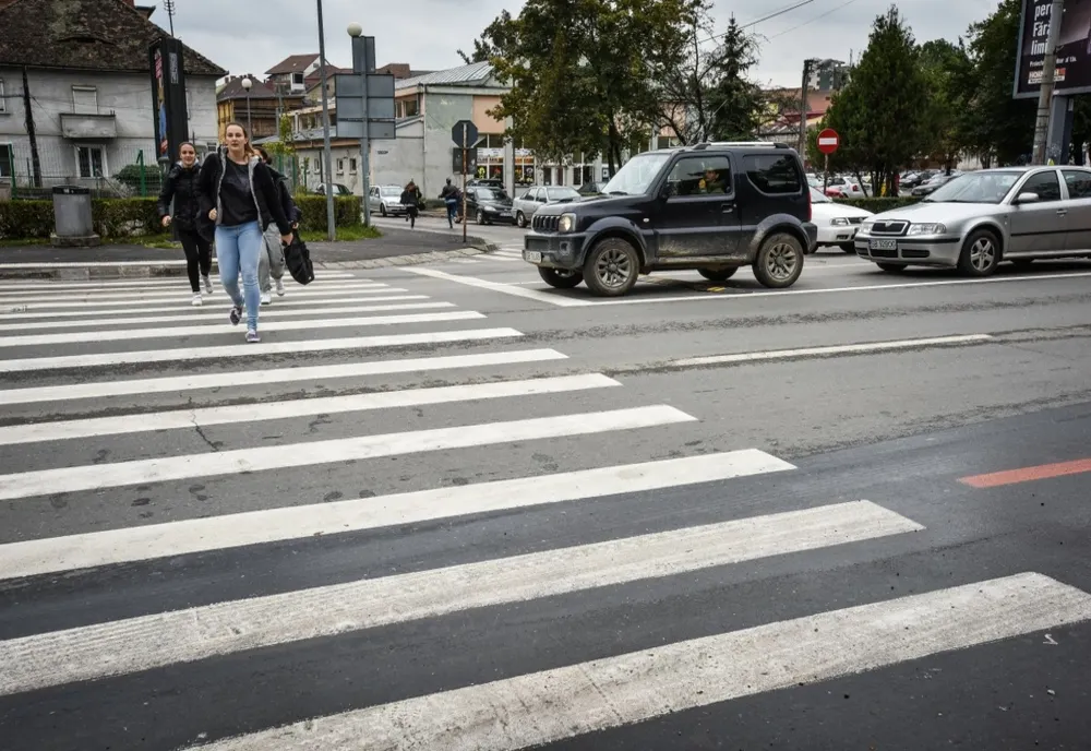 Toate trecerile de pietoni vor fi iluminate și semnalizate – Legea adoptată de Parlament