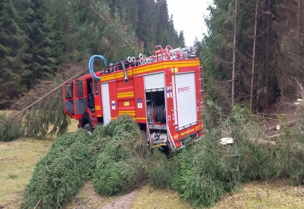 O autospecială ISU care se deplasa la un incendiu a fost implicată într-un accident rutier