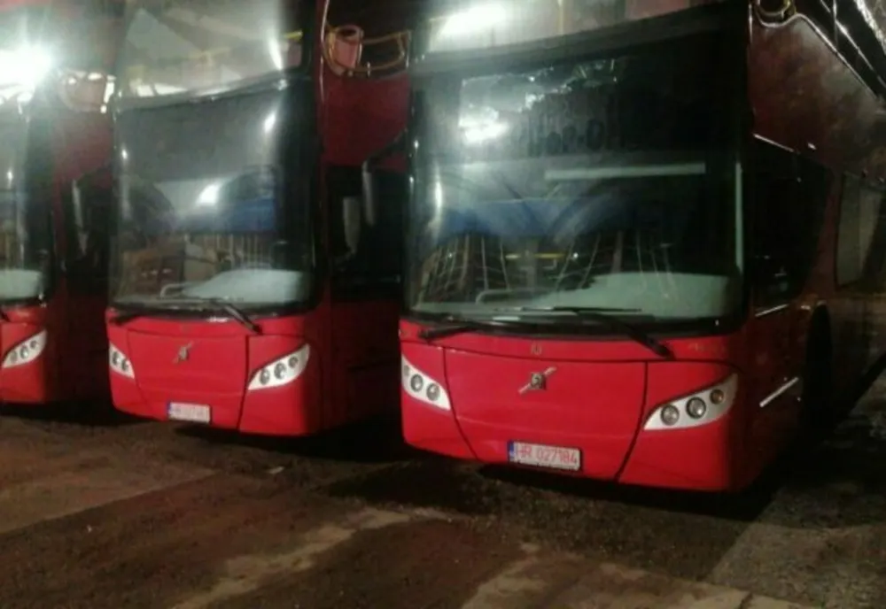 Autobuze supraetajate cumpărate de STB la mâna a două de la o firmă din Harghita cu 71.300 euro, vândute în Suedia cu 24.820 de euro
