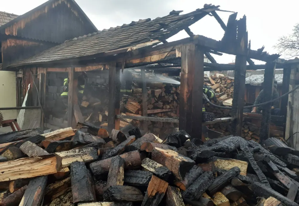 Incendiu provocat de o afumătoare lăsată nesupravegheată