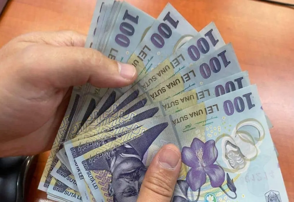 Legea "fără plăți cash" ajunge la vot final în Parlament. Ce se întâmplă cu salariile a sute de mii de români?