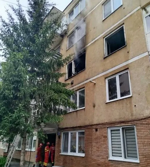 Explozie urmată de incendiu într-un bloc din Odorheiu Secuiesc: 8 persoane s-au autoevacuat