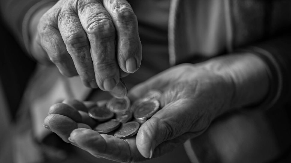 O nouă lovitură înainte de Paște pentru pensionari. Ajutoarele promise vor ajunge abia în luna mai
