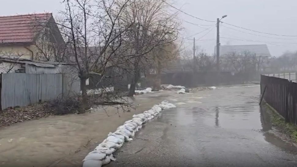Zeci de persoane, evacuate în mai multe localități din Vrancea în urma inundațiilor