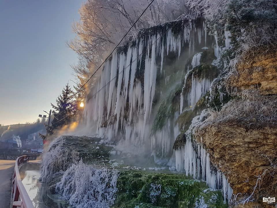 FOTO Cascada termală de la Topliţa - Obiectiv turistic unic în România
