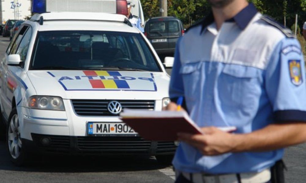 Doi harghiteni au fost prinsi conducând cu permise de conducere false