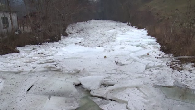 Risc de inundaţii la Lăzarea