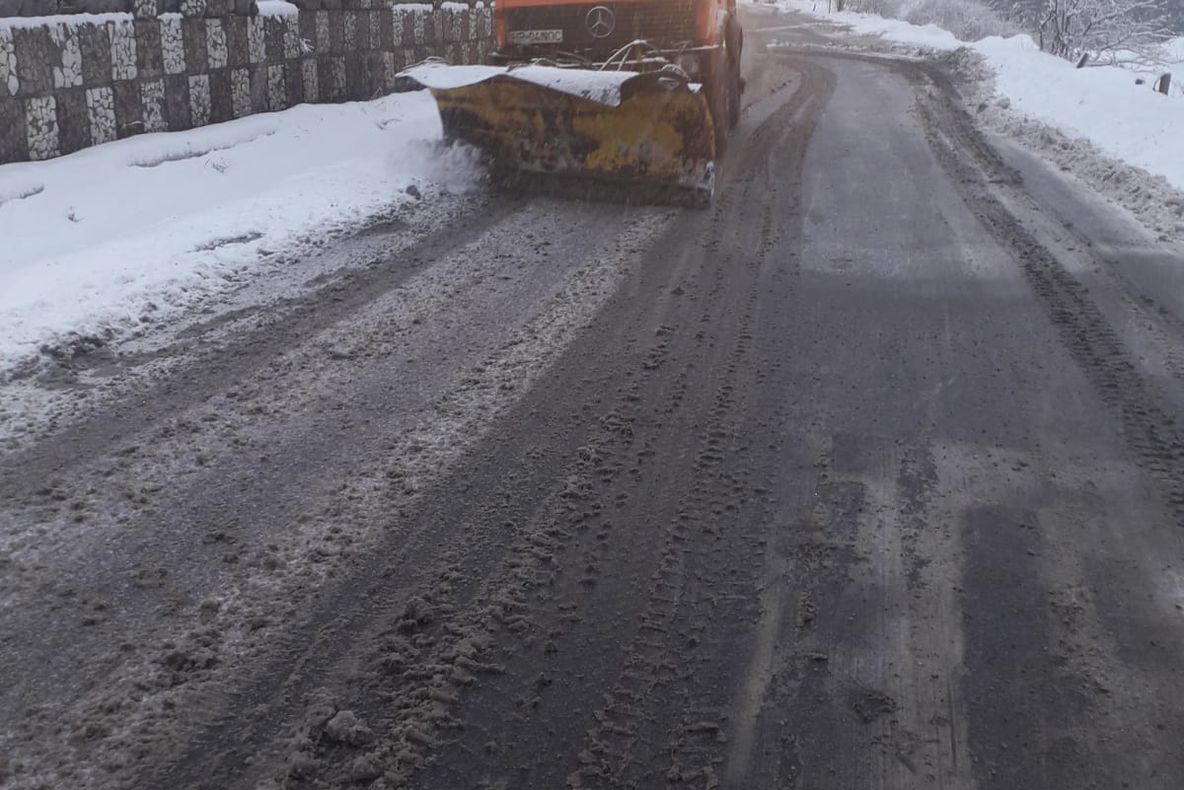 VIDEO + FOTO ULTIMA ORĂ! Drumurile din Harghita sub zăpadă