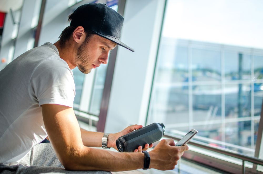 Minor ameninţat cu cuţitul pentru un telefon mobil şi o boxă